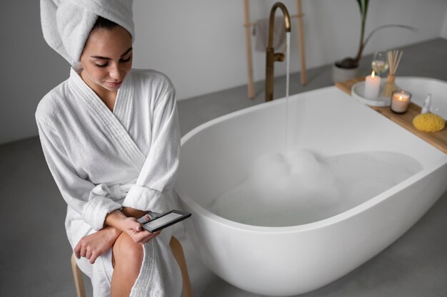 Jeune femme se préparant à l'heure du bain