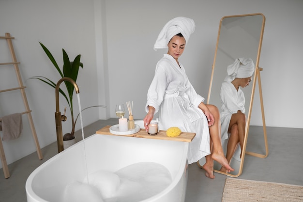 Photo gratuite jeune femme se préparant à l'heure du bain