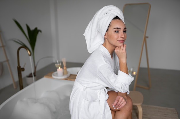 Photo gratuite jeune femme se préparant à l'heure du bain