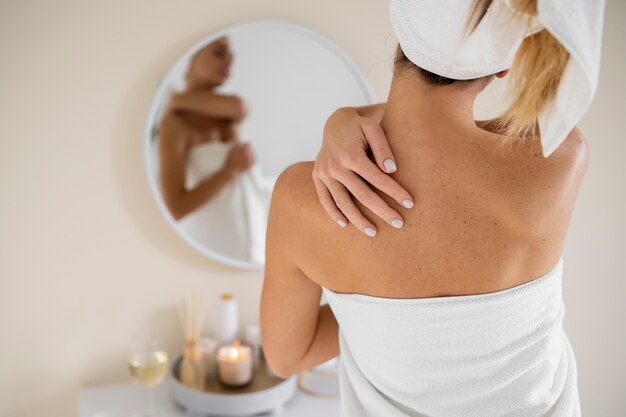 Jeune femme se préparant à l'heure du bain