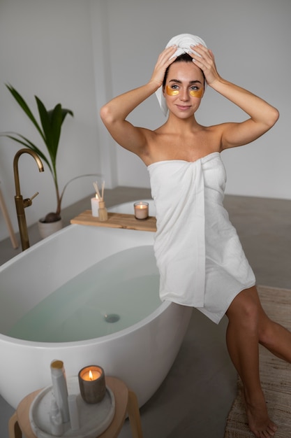 Photo gratuite jeune femme se préparant à l'heure du bain