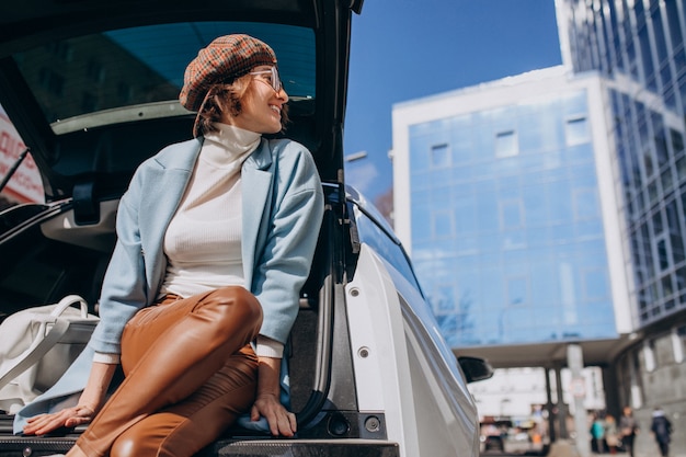 Jeune, femme, séance, dos, voiture, conversation, téléphone