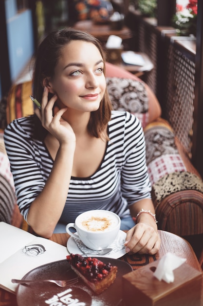 Jeune femme, séance, intérieur, dans, café urbain