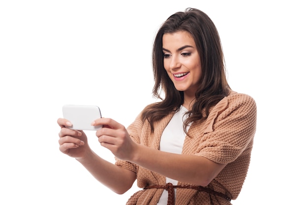 Jeune femme séduisante à l'aide de téléphone mobile