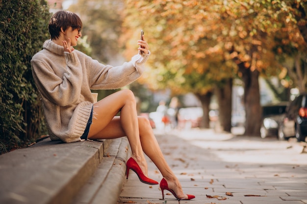 Jeune Femme Séduisante à L'aide De Téléphone