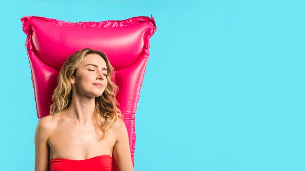 Jeune femme séduisante allongée sur un matelas gonflable