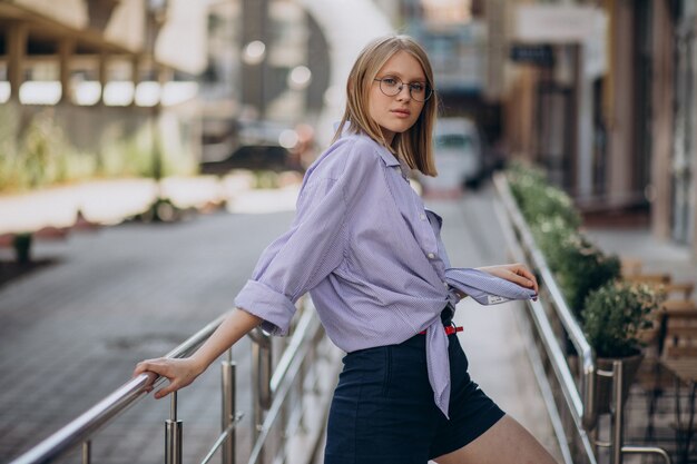 Jeune femme séduisante marchant dans la rue