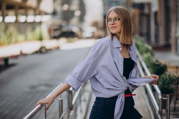 Jeune femme séduisante marchant dans la rue