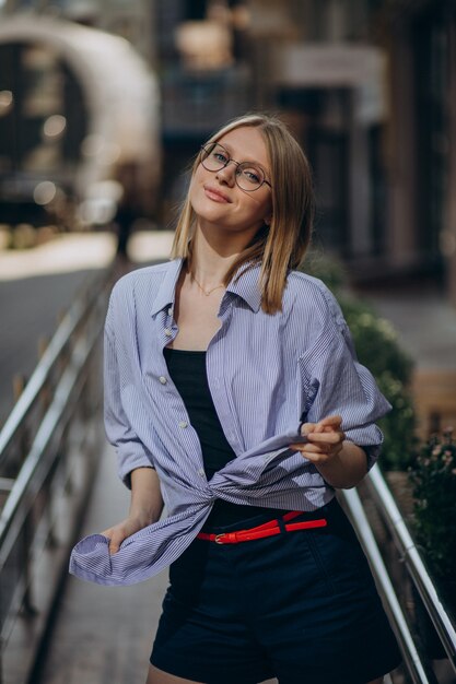 Jeune femme séduisante marchant dans la rue