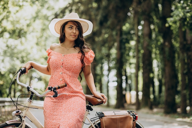 Jeune femme séduisante en robe vélo