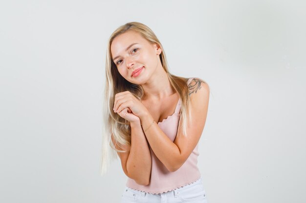 Jeune femme serrant les mains tout en posant en maillot