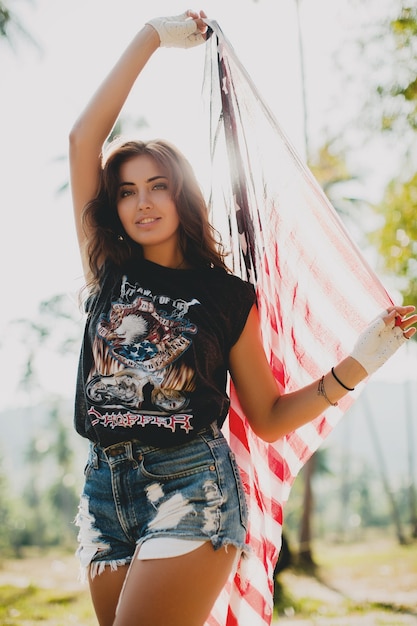 Jeune femme sexy avec drapeau américain