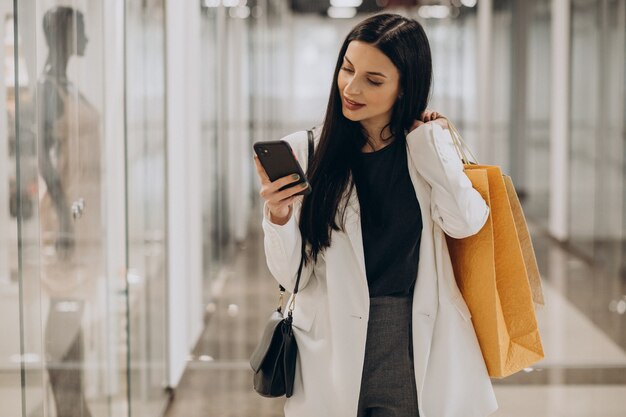 Jeune femme shopping au centre commercial