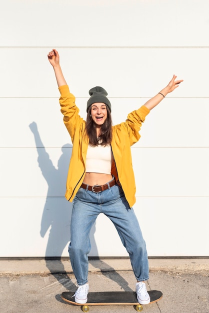 Jeune femme, à, skateboard