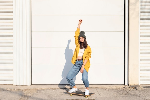 Jeune femme, à, skateboard