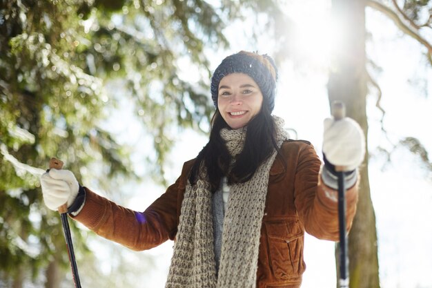 Jeune femme, ski, dans, lumière soleil