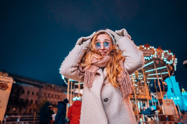 Jeune, femme, soir, rue