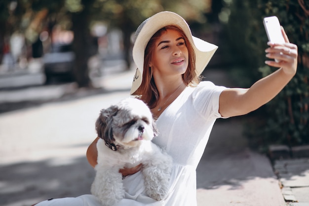 Jeune femme avec son animal de compagnie en plein air