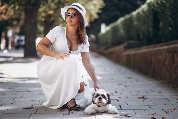 Jeune femme avec son animal de compagnie en plein air