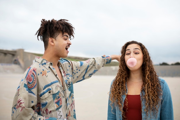 Jeune femme soufflant du chewing-gum dans la ville