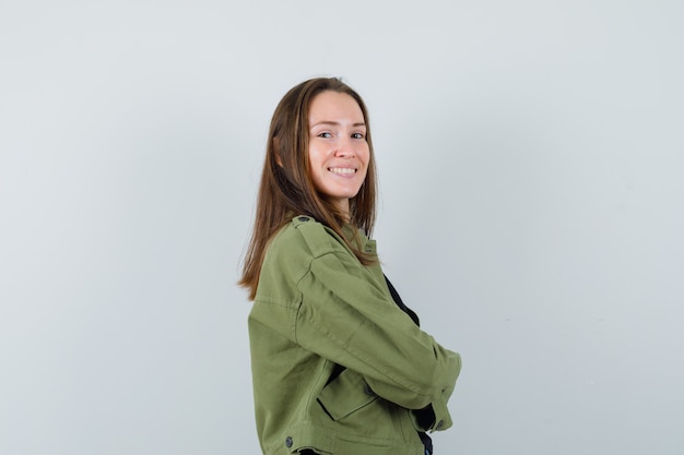 Jeune femme en souriant en veste verte.