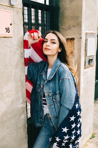 Jeune femme souriante à l&#39;extérieur