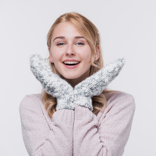 Photo gratuite jeune femme souriante avec des gants