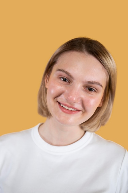 Jeune femme souriante isolée sur jaune