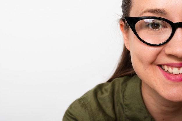 Photo gratuite jeune femme souriante avec des lunettes