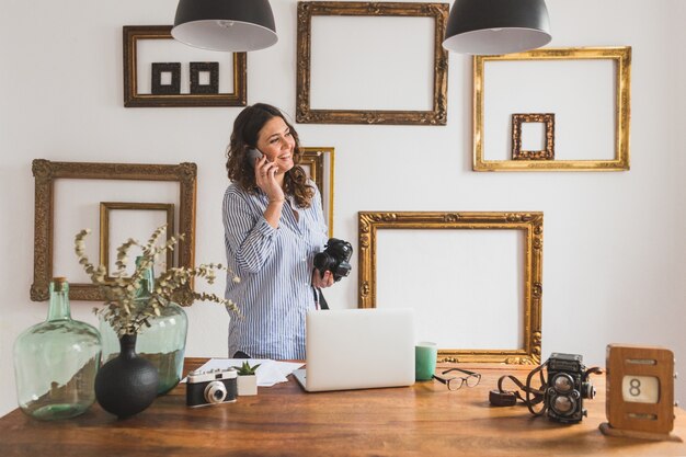 Jeune femme souriante et parlant au téléphone