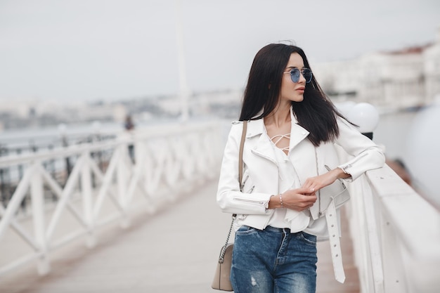 Photo gratuite jeune femme souriante en plein air