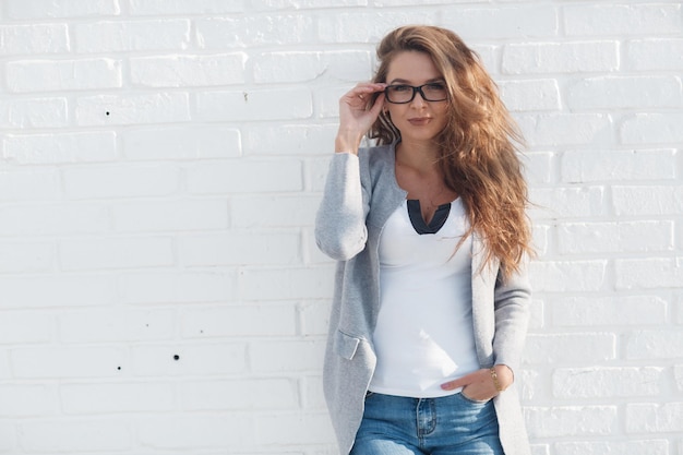 Photo gratuite jeune femme souriante en plein air