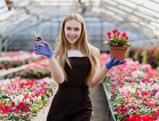 Jeune femme souriante portant des fleurs