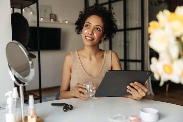 Jeune femme souriante regardant loin et souriant