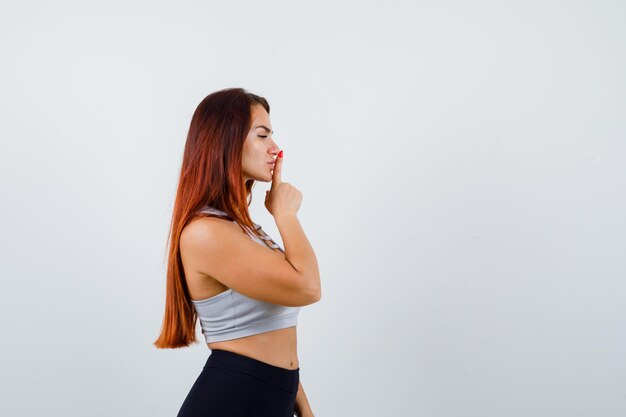 Jeune femme sportive dans un haut gris