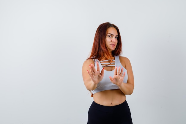 Jeune femme sportive dans un haut gris