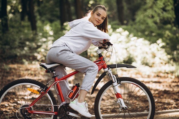 Jeune femme sportive, faire du vélo dans le parc