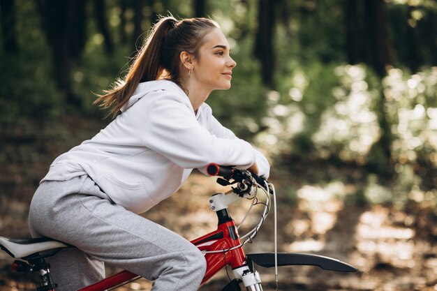 Jeune femme sportive, faire du vélo dans le parc