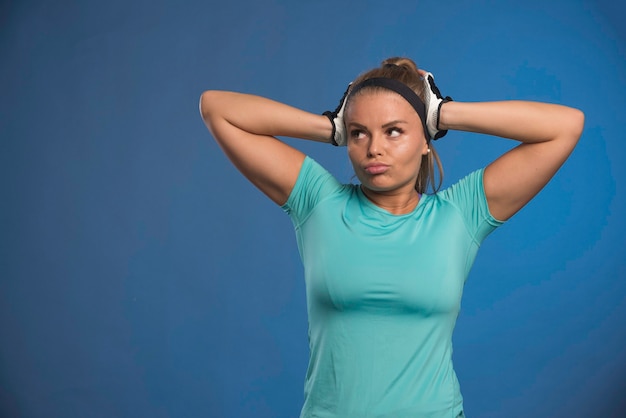 Jeune femme sportive tenant sa tête à deux mains.