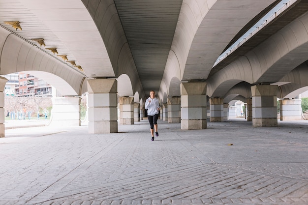 Photo gratuite jeune femme sprint sur la rue