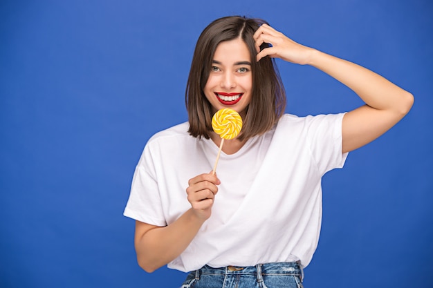 La jeune femme avec sucette colorée