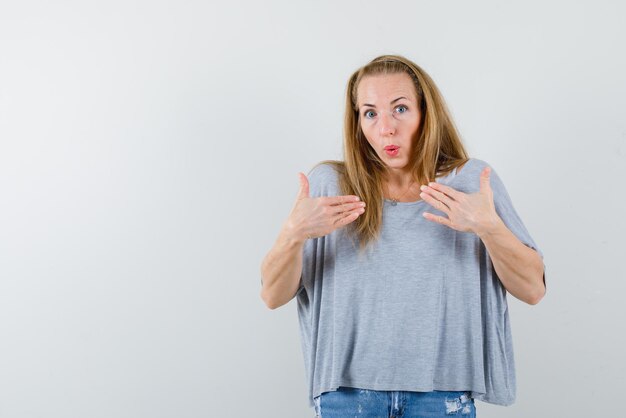 Jeune femme surprenante sur fond blanc