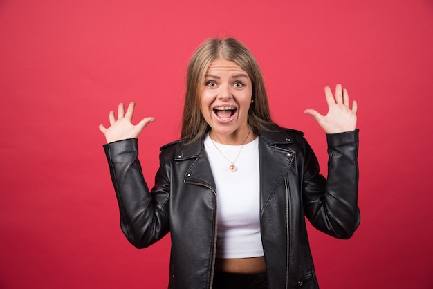 Jeune femme surprise criant et regardant la caméra