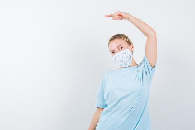 Jeune femme en t-shirt bleu avec un masque médical