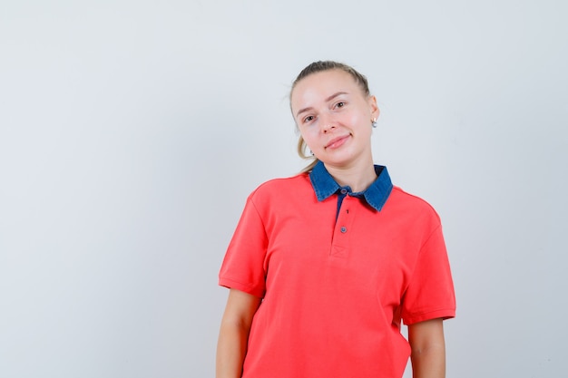 Jeune femme en t-shirt et à la jolie