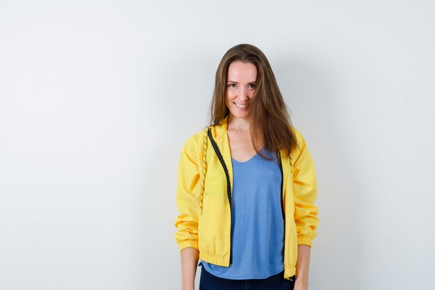 Jeune femme en t-shirt, veste regardant la caméra et séduisante, vue de face.