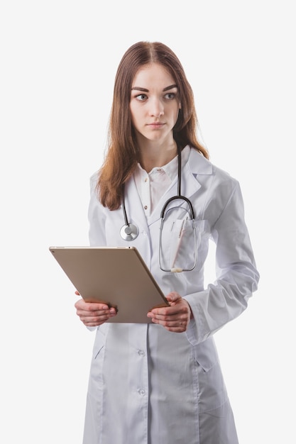 Jeune femme avec tablette et stéthoscope