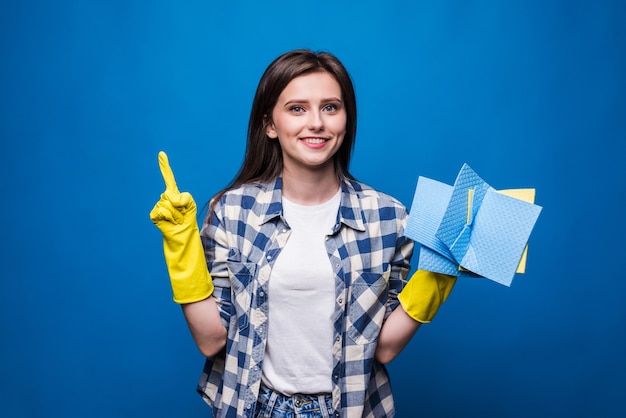 Jeune femme en tablier avec le doigt isolé. Bonne idée de nettoyer. Concept de nettoyage