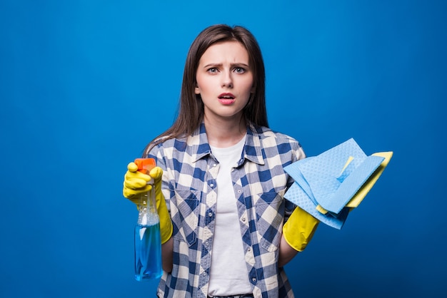 Jeune femme en tablier isolée. Concept de nettoyage