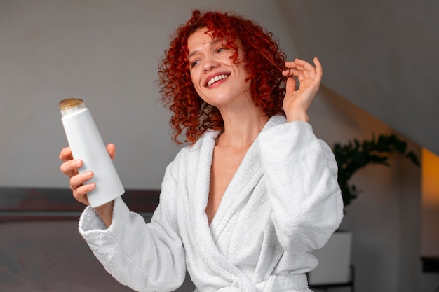 Photo gratuite une jeune femme de taille moyenne avec des cheveux bouclés.